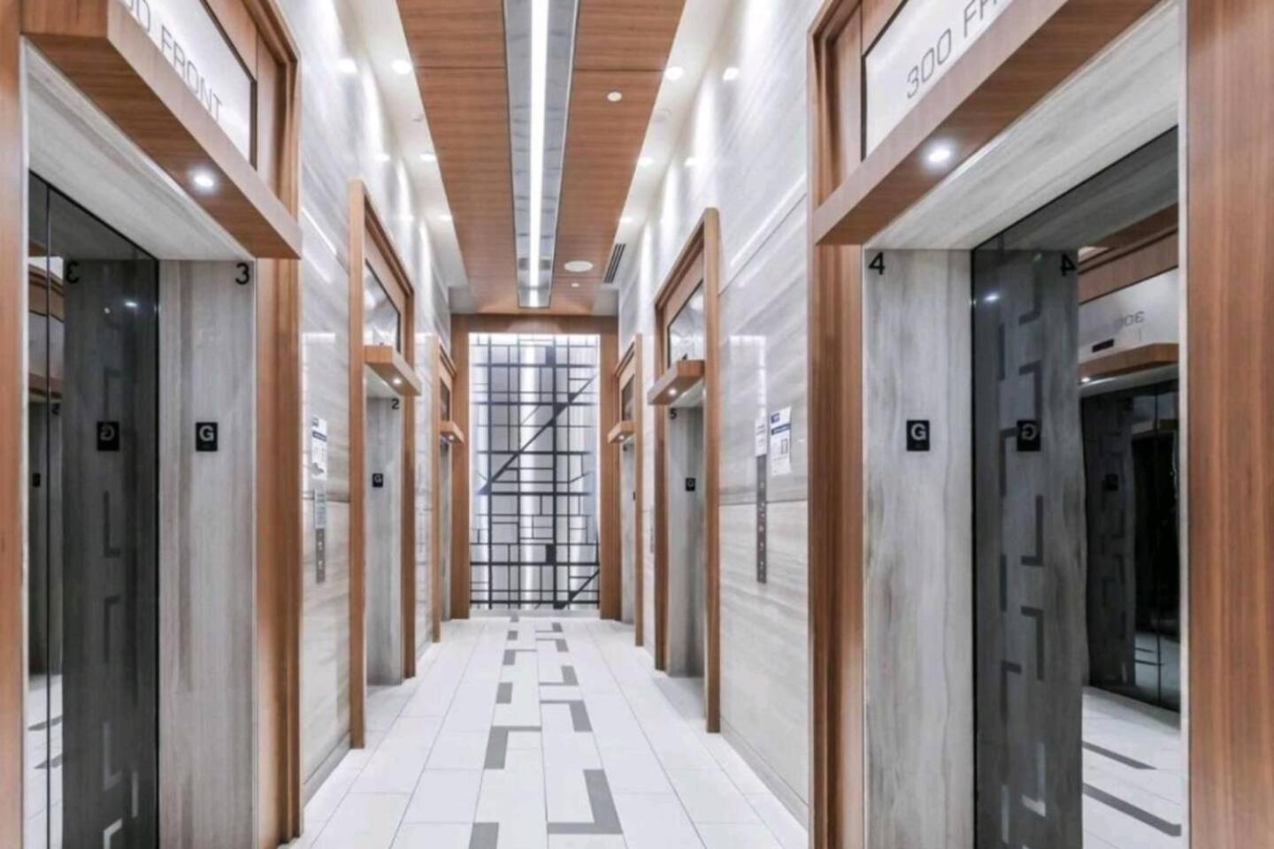 3 Bedroom Beside Cn Tower With Parking Downtown 토론토 외부 사진