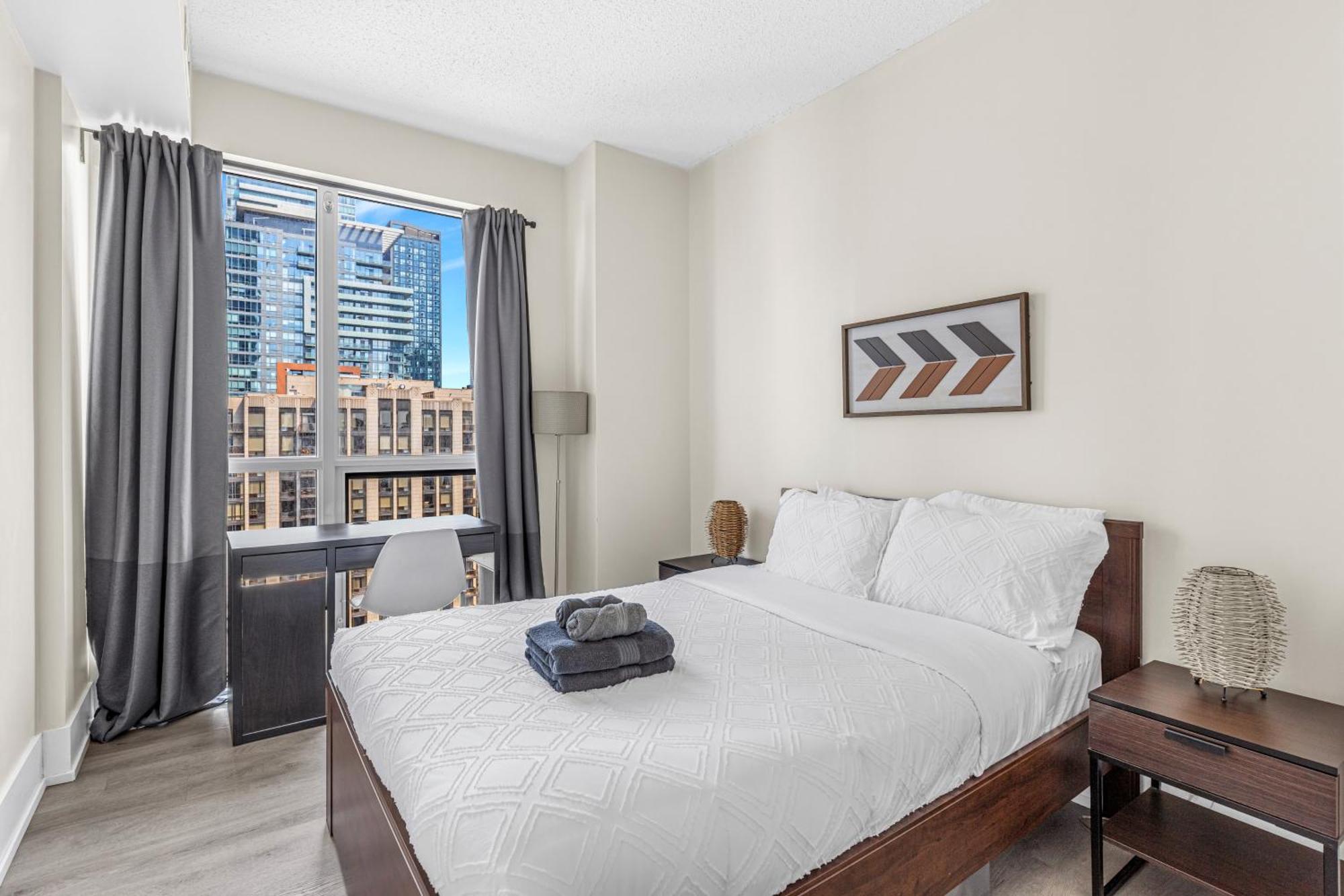 3 Bedroom Beside Cn Tower With Parking Downtown 토론토 외부 사진