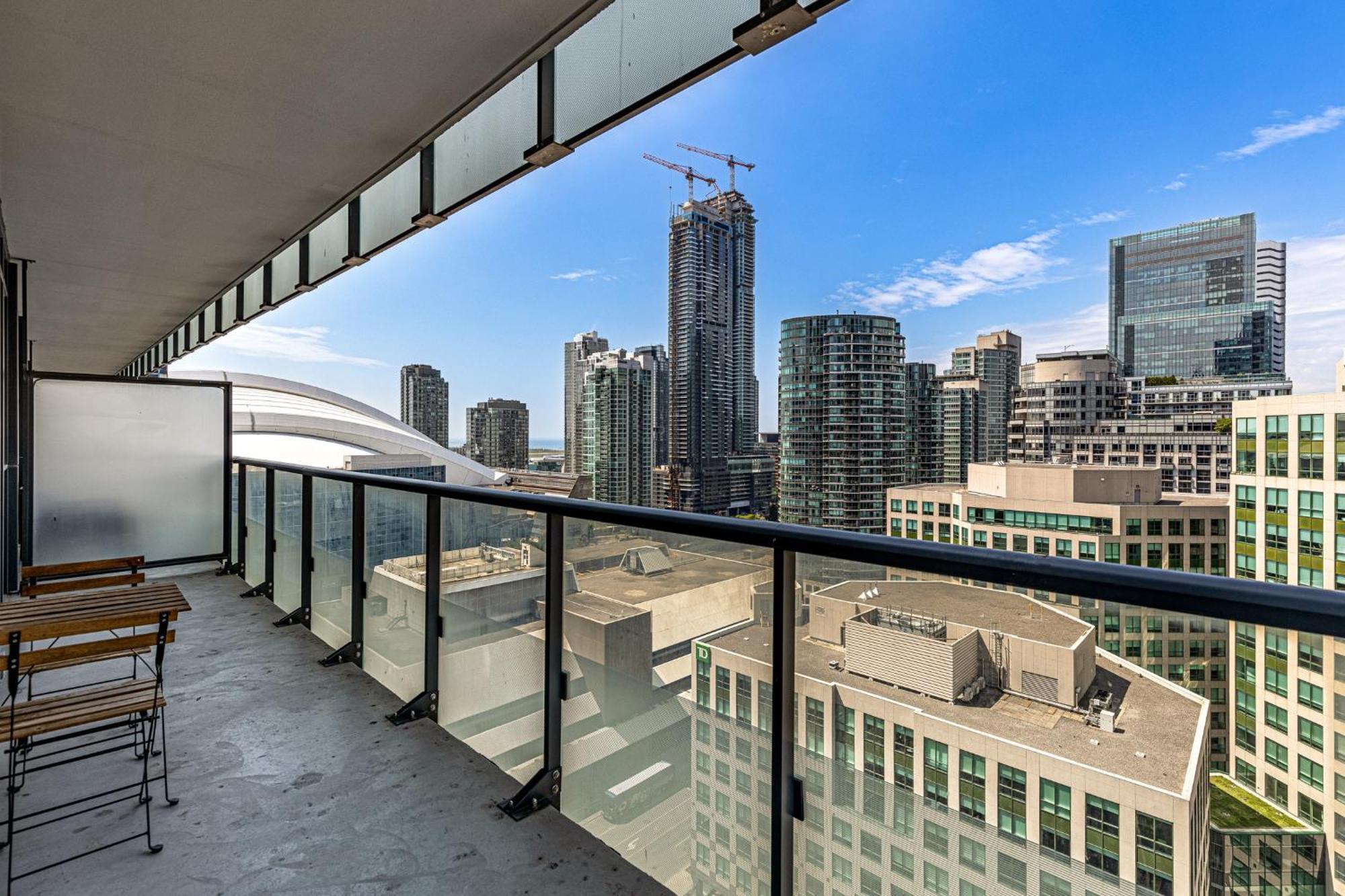 3 Bedroom Beside Cn Tower With Parking Downtown 토론토 외부 사진