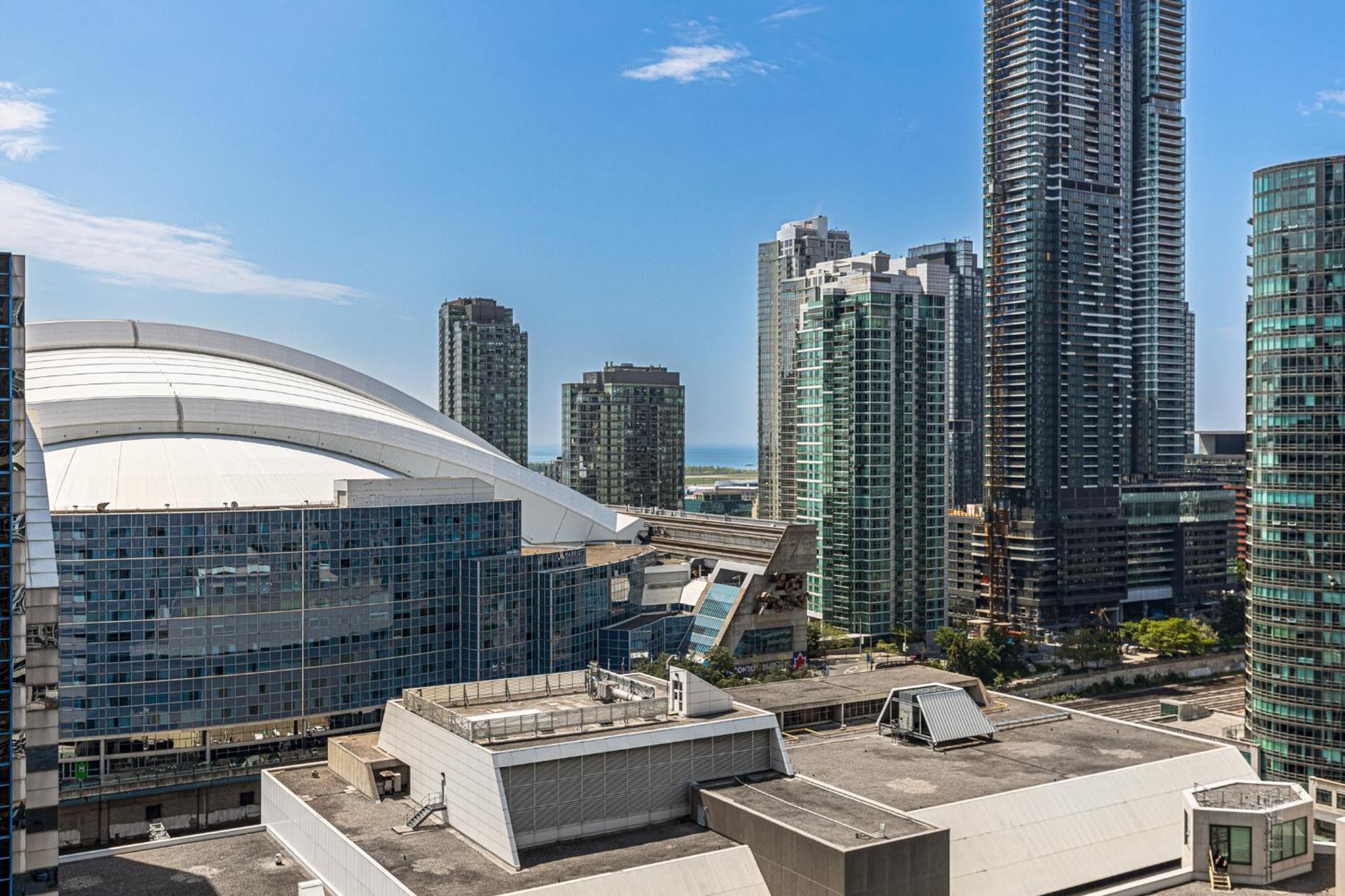 3 Bedroom Beside Cn Tower With Parking Downtown 토론토 외부 사진