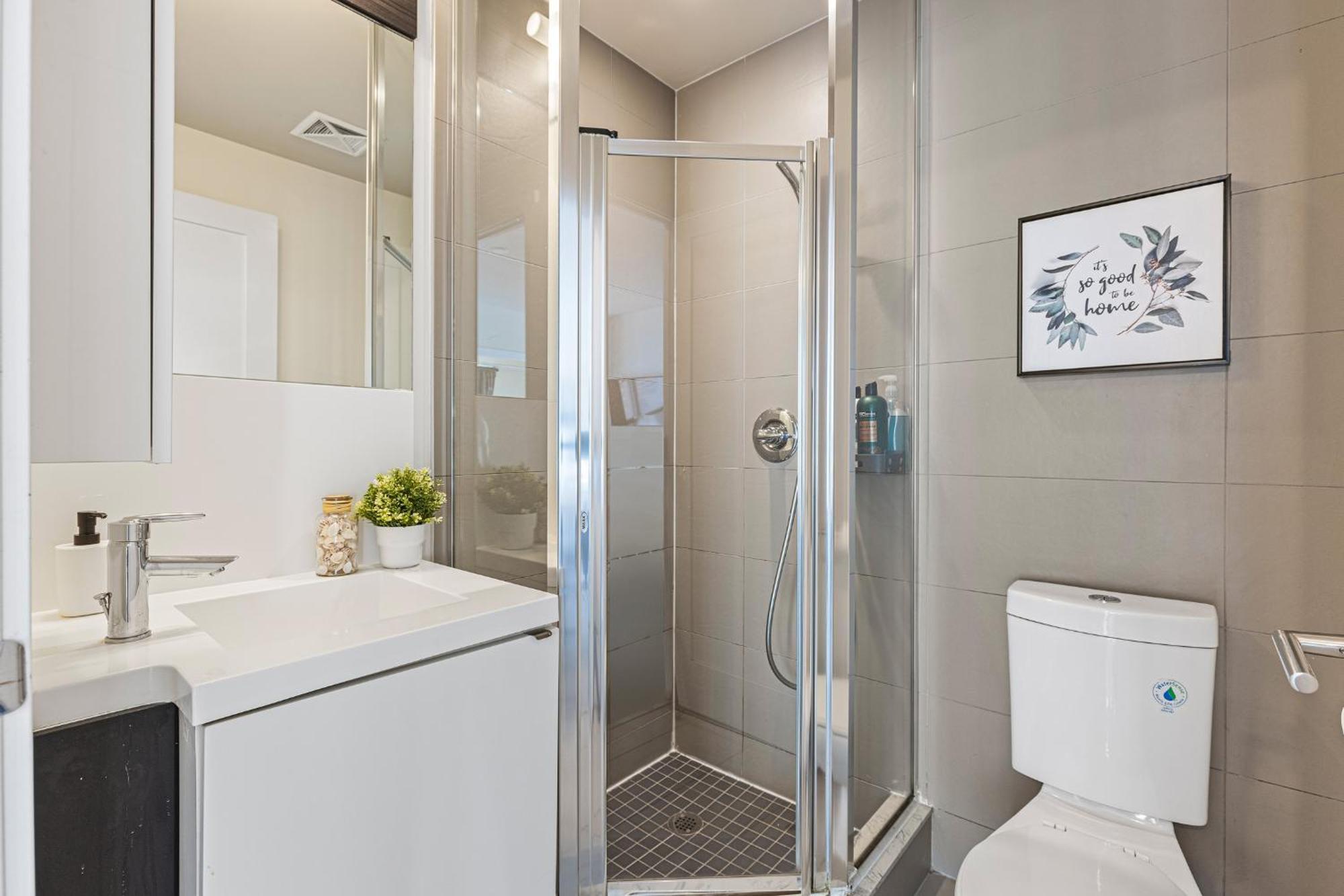 3 Bedroom Beside Cn Tower With Parking Downtown 토론토 외부 사진
