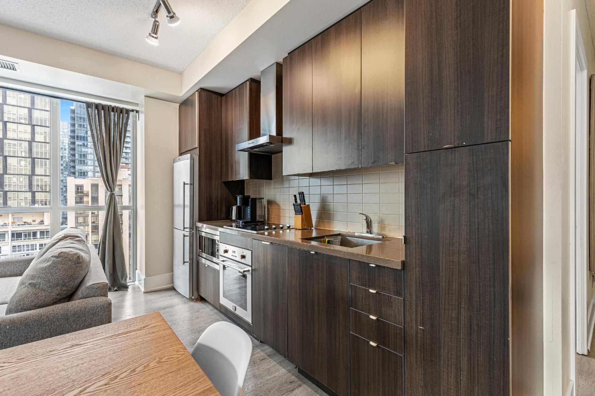 3 Bedroom Beside Cn Tower With Parking Downtown 토론토 외부 사진