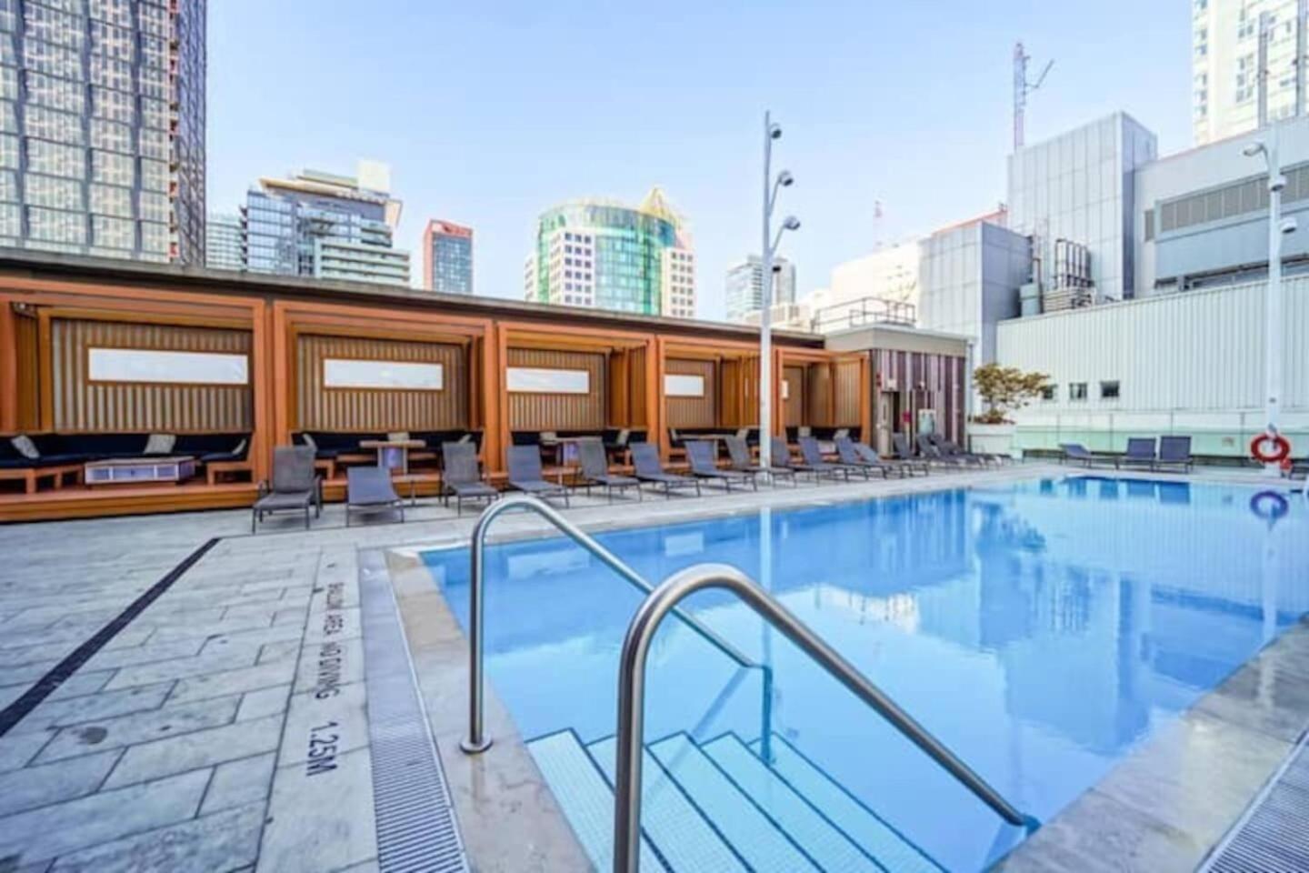 3 Bedroom Beside Cn Tower With Parking Downtown 토론토 외부 사진