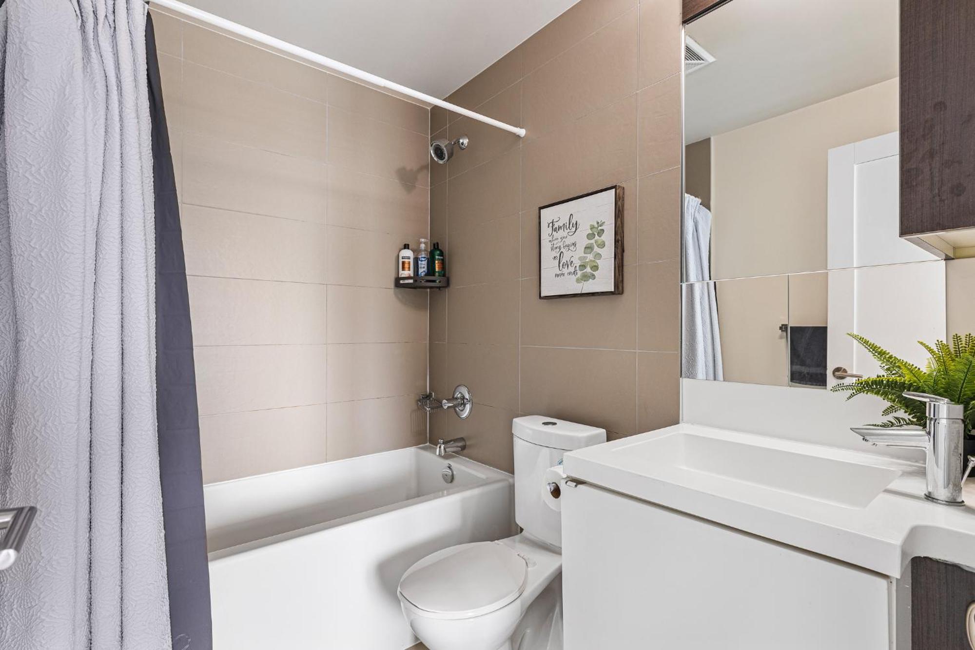 3 Bedroom Beside Cn Tower With Parking Downtown 토론토 외부 사진