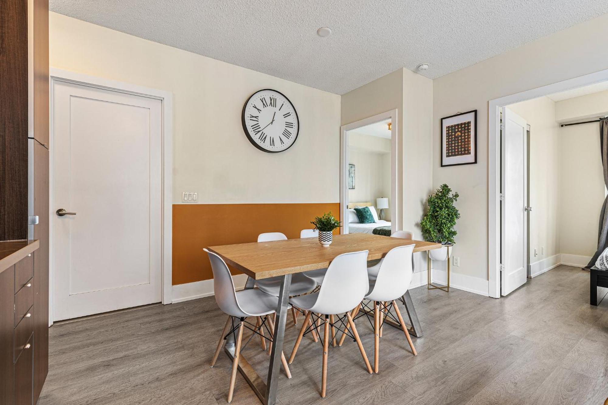 3 Bedroom Beside Cn Tower With Parking Downtown 토론토 외부 사진