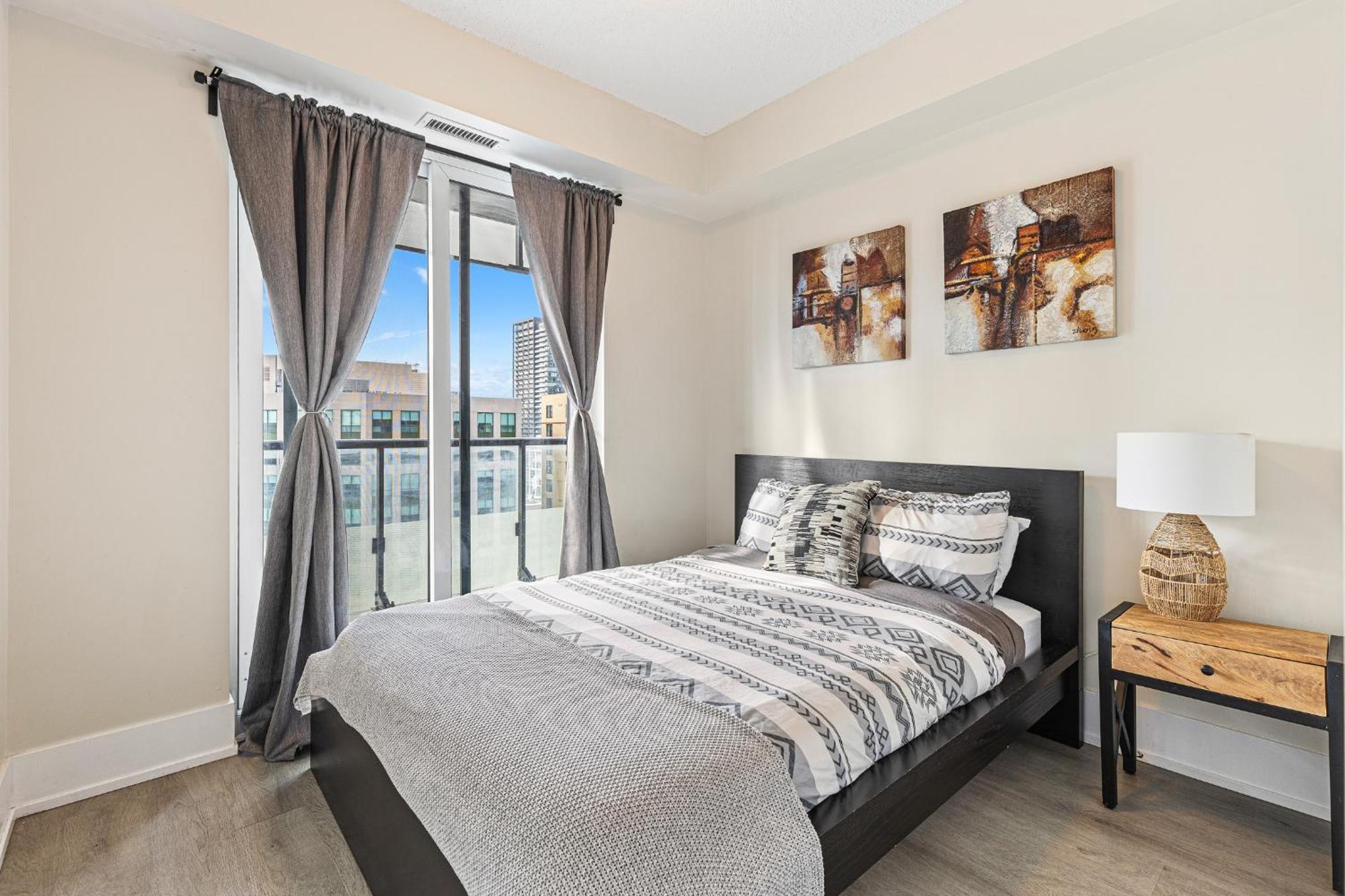 3 Bedroom Beside Cn Tower With Parking Downtown 토론토 외부 사진
