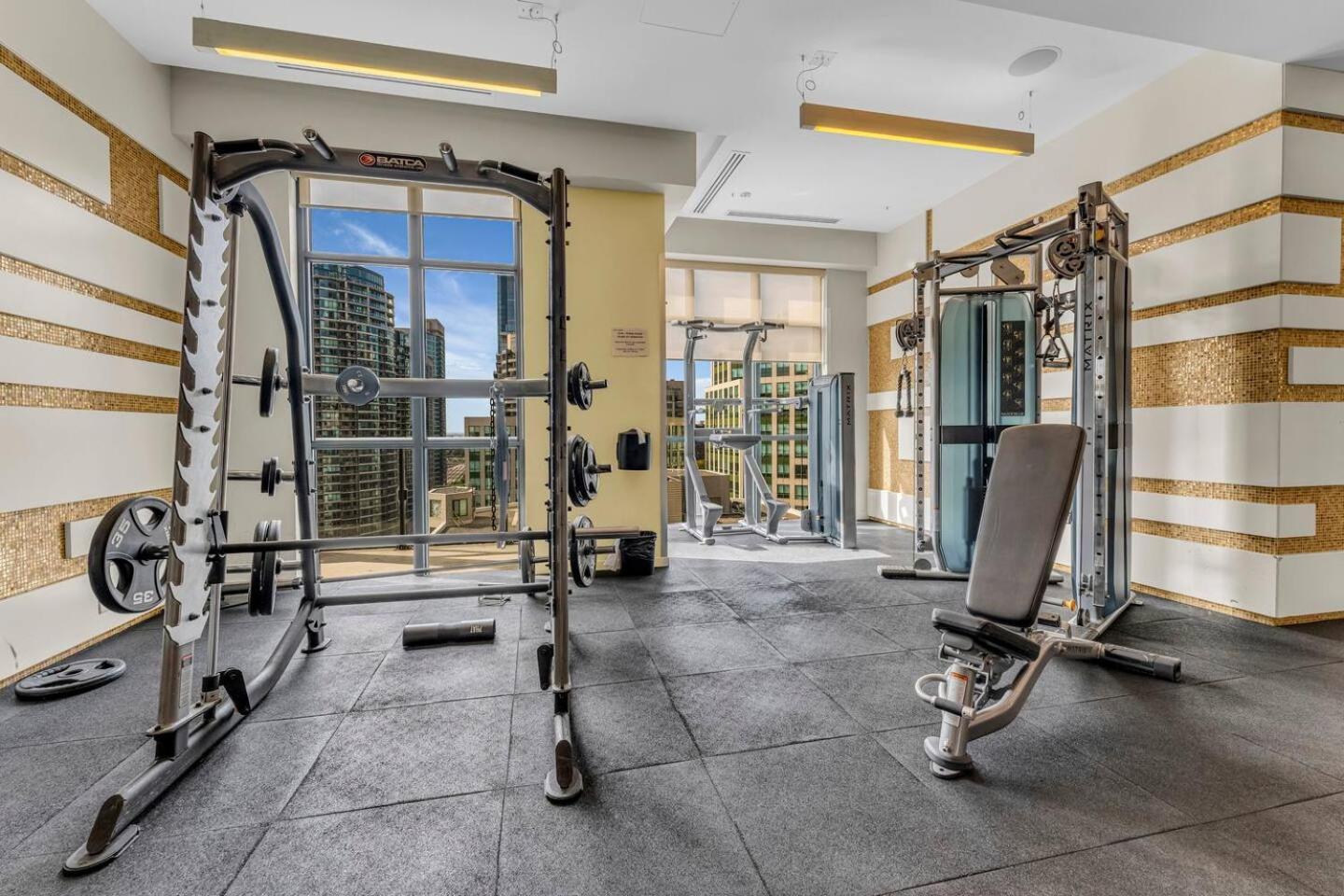 3 Bedroom Beside Cn Tower With Parking Downtown 토론토 외부 사진