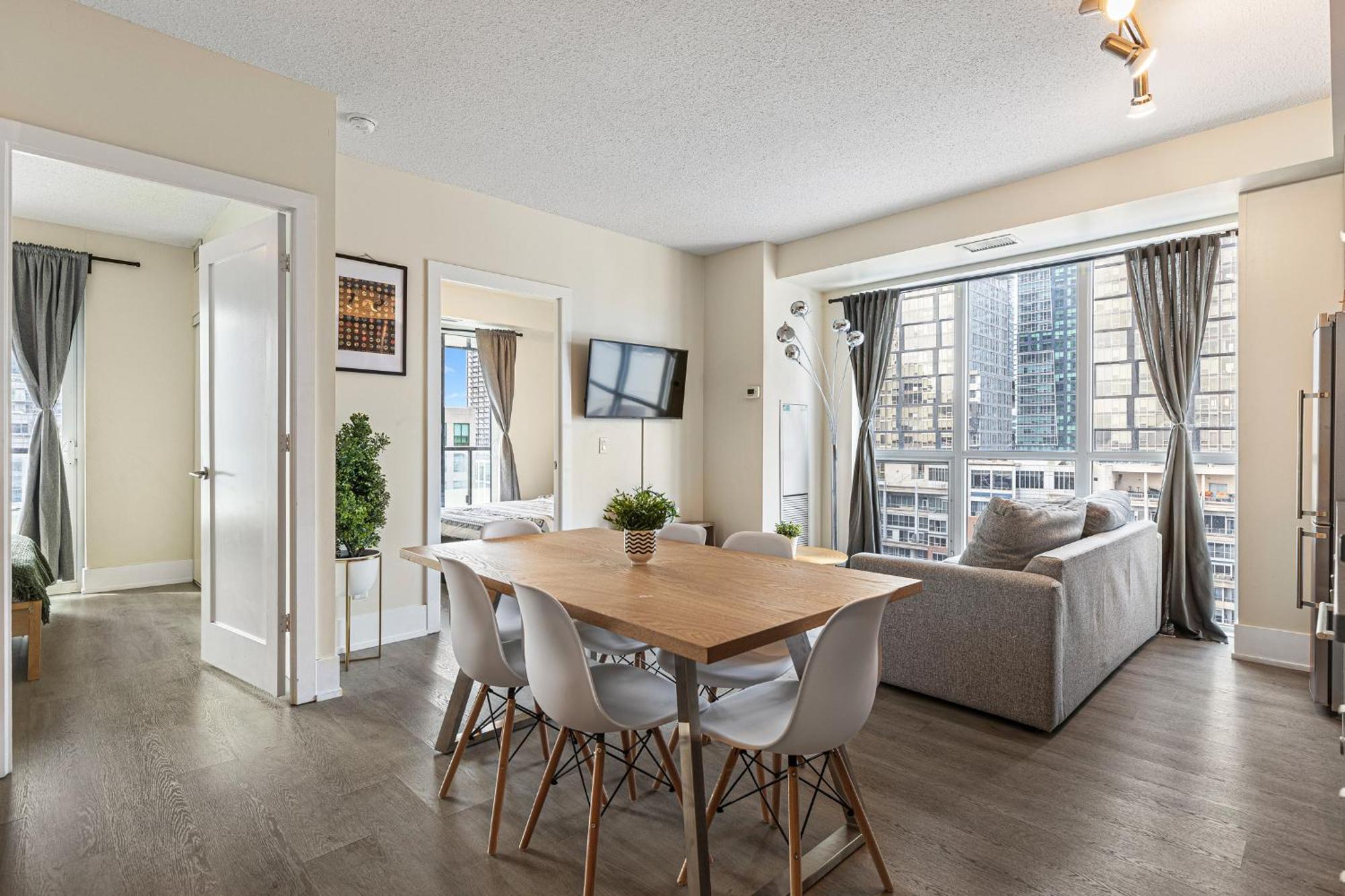 3 Bedroom Beside Cn Tower With Parking Downtown 토론토 외부 사진