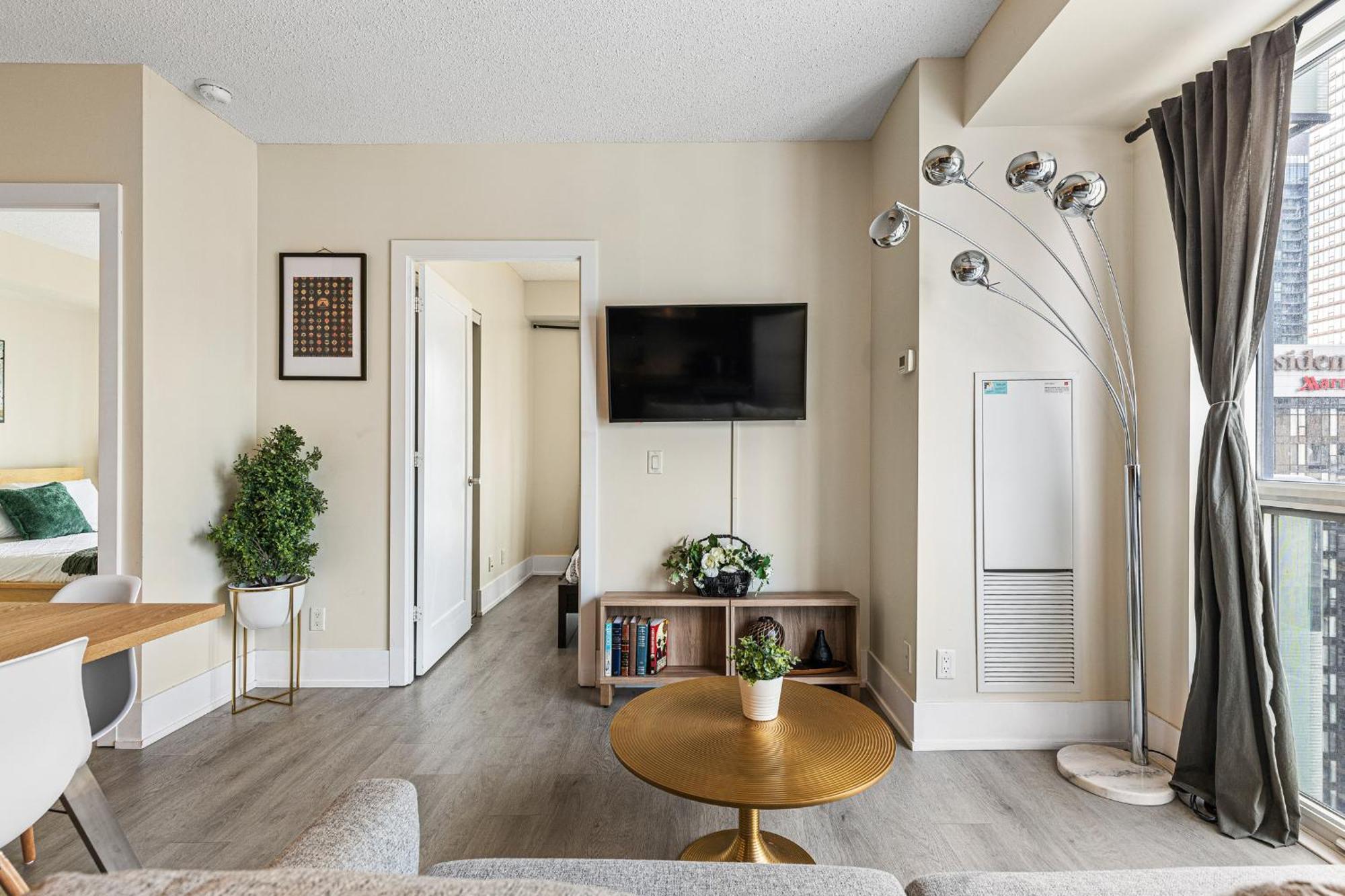 3 Bedroom Beside Cn Tower With Parking Downtown 토론토 외부 사진
