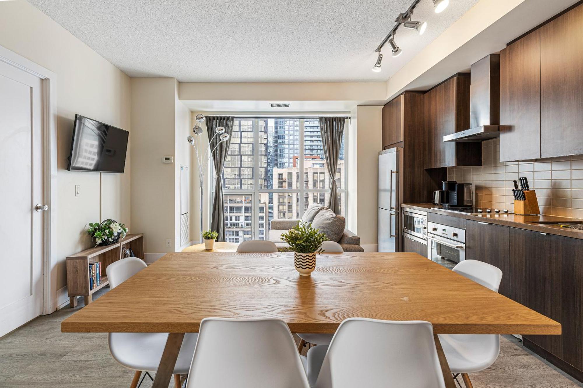 3 Bedroom Beside Cn Tower With Parking Downtown 토론토 외부 사진