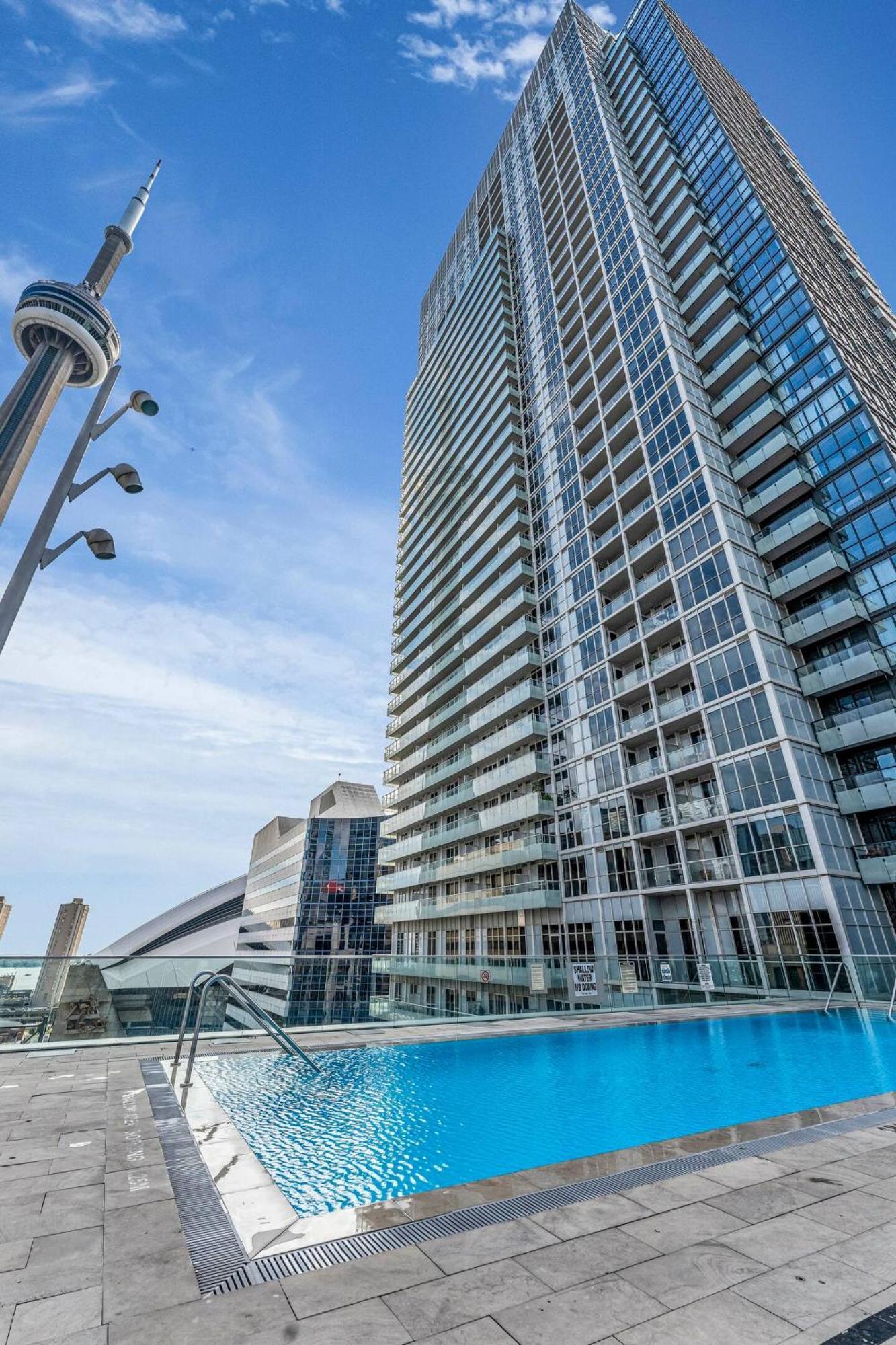 3 Bedroom Beside Cn Tower With Parking Downtown 토론토 외부 사진